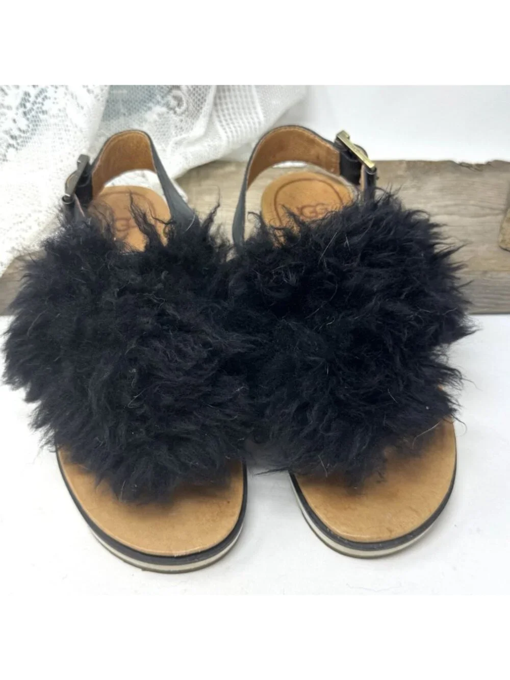 UGG Woman's Holly Shearing Sandals Tongs Size 6 Black